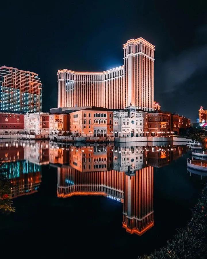 澳门，向尊敬的听众朋友们致意